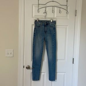 Size 2 medium wash American Eagle jeans !!